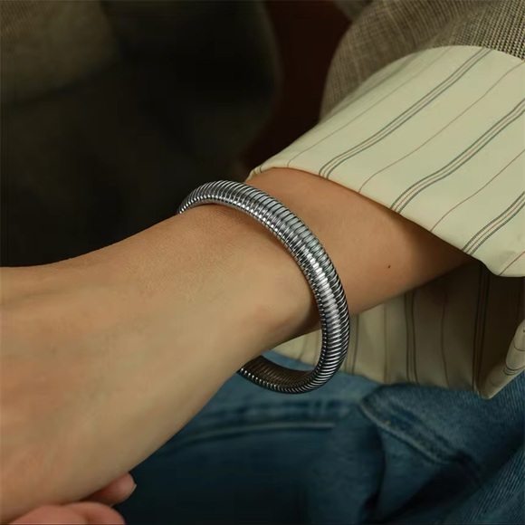 ◾️Silver Flexible Ribbed Designed Bracelet - Picture 15 of 16